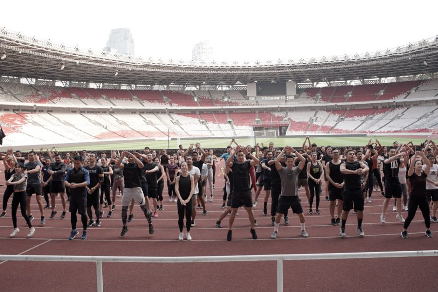 All member Empire Fit Club melakukan pemanasan di dalam Stadion Gelora Bung Karno